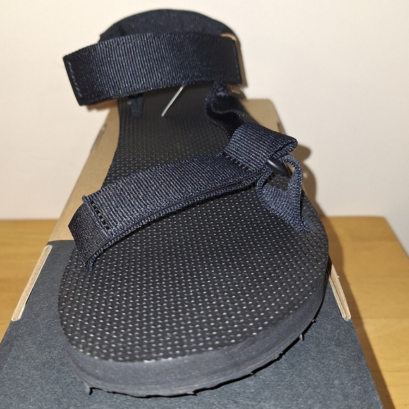 A pair of Teva M. Universal Urban 1004010/BLK. Sandals in a size 9. NWB - Picture 2 of 12